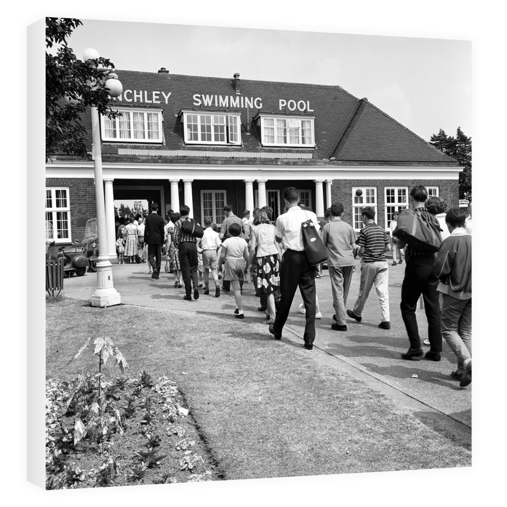 General Scenes Of The Crowds Going Into Finchley Open Air Swimming