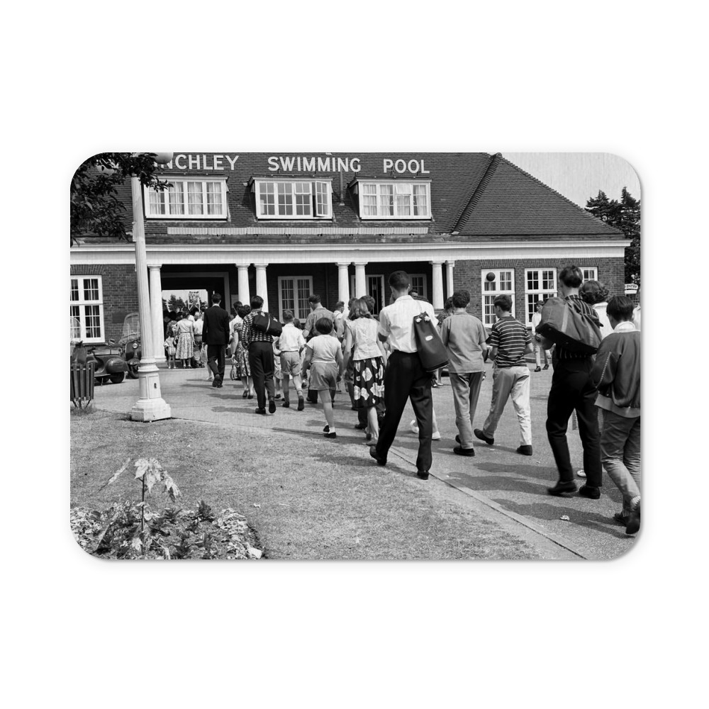 General Scenes Of The Crowds Going Into Finchley Open Air Swimming
